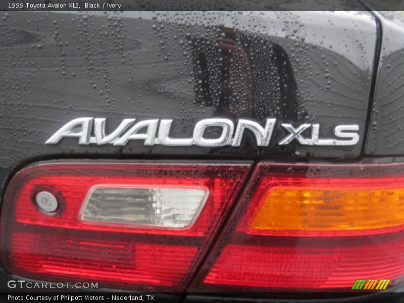 Black / Ivory 1999 Toyota Avalon XLS