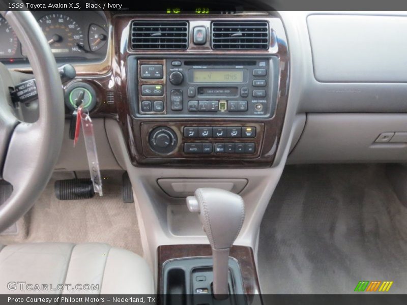 Black / Ivory 1999 Toyota Avalon XLS