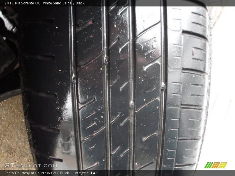 White Sand Beige / Black 2011 Kia Sorento LX