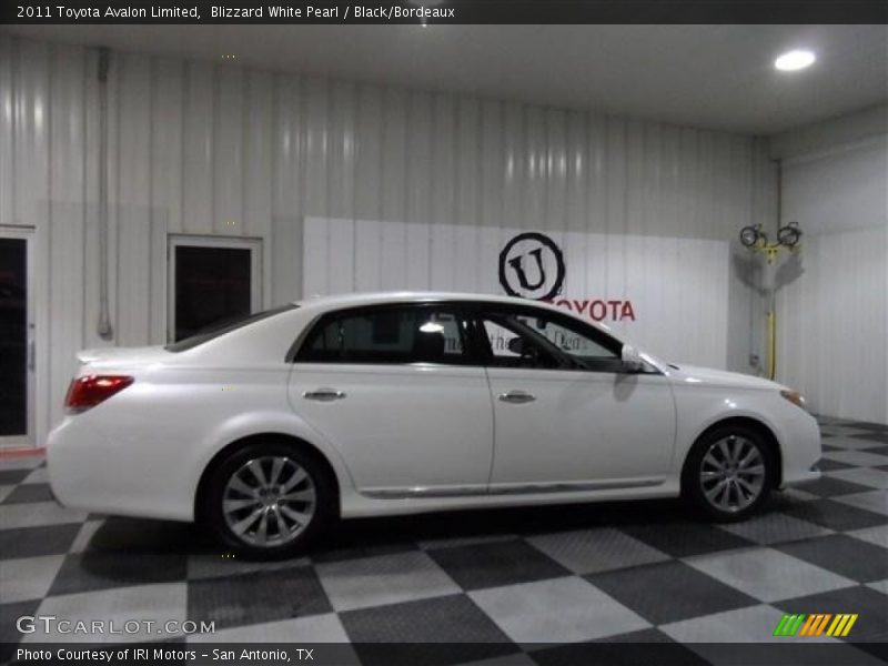 Blizzard White Pearl / Black/Bordeaux 2011 Toyota Avalon Limited