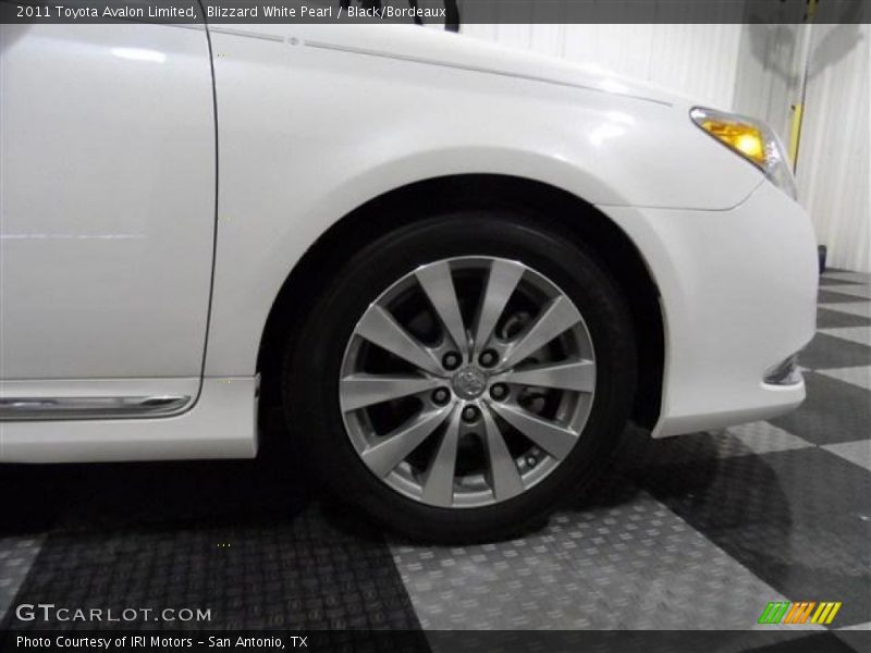 Blizzard White Pearl / Black/Bordeaux 2011 Toyota Avalon Limited