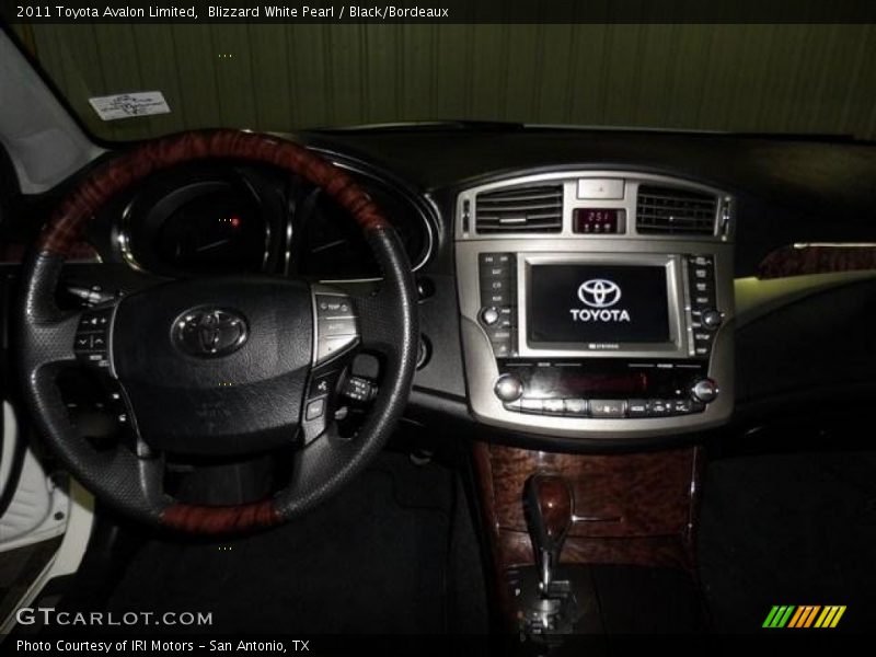 Blizzard White Pearl / Black/Bordeaux 2011 Toyota Avalon Limited