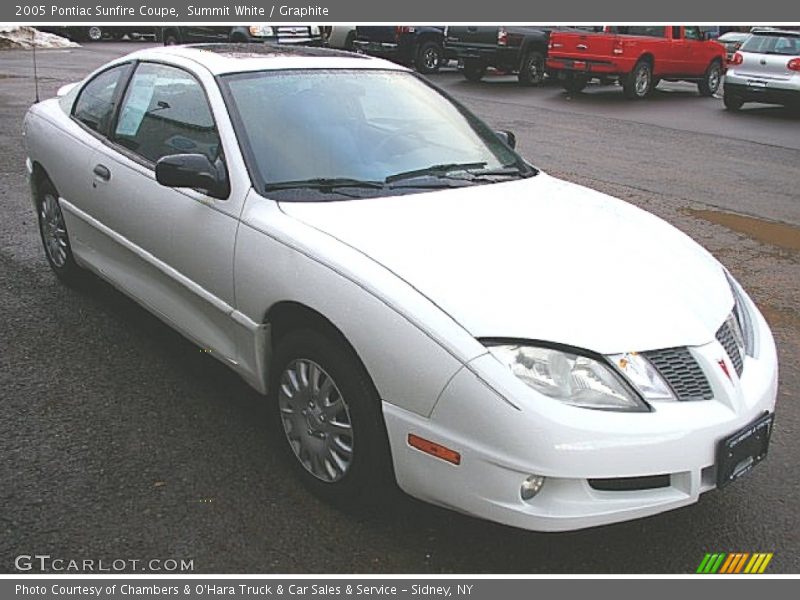 Front 3/4 View of 2005 Sunfire Coupe