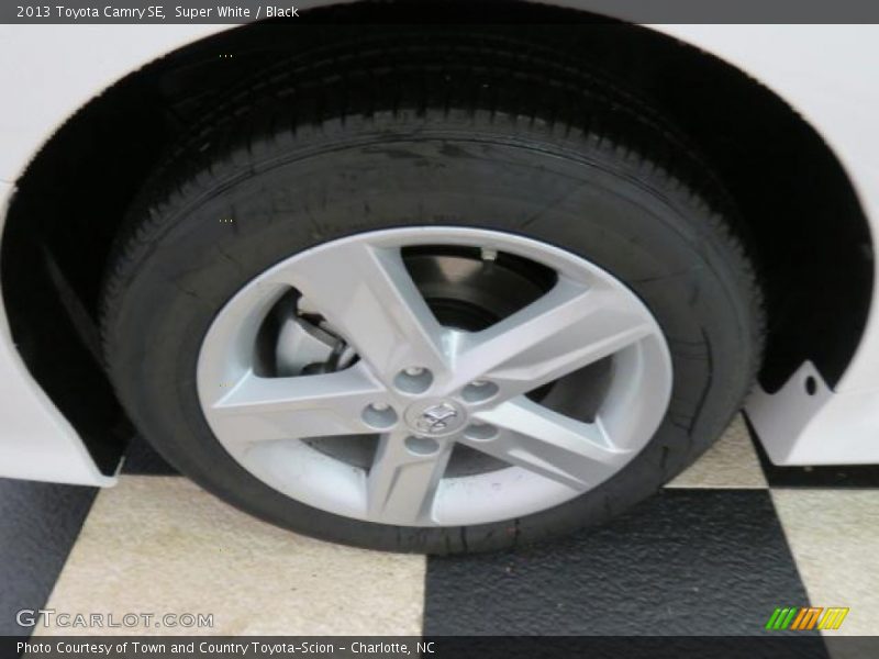 Super White / Black 2013 Toyota Camry SE