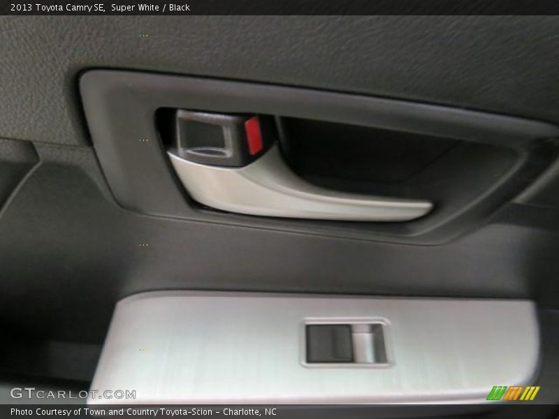 Super White / Black 2013 Toyota Camry SE