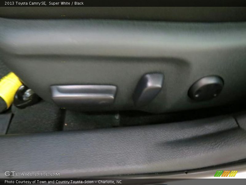 Super White / Black 2013 Toyota Camry SE