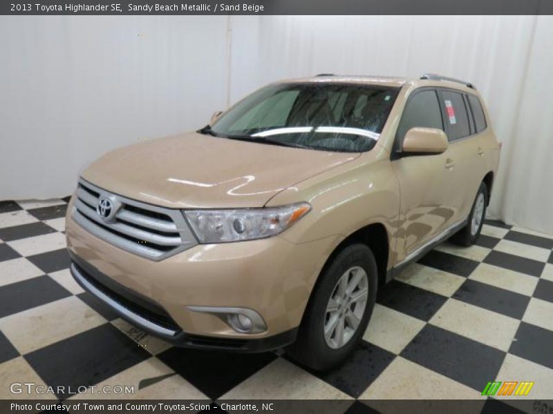 Sandy Beach Metallic / Sand Beige 2013 Toyota Highlander SE