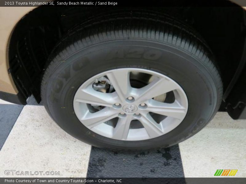 Sandy Beach Metallic / Sand Beige 2013 Toyota Highlander SE