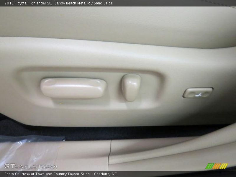 Sandy Beach Metallic / Sand Beige 2013 Toyota Highlander SE