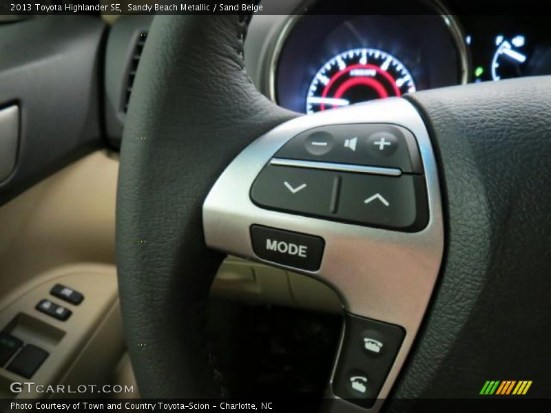 Sandy Beach Metallic / Sand Beige 2013 Toyota Highlander SE