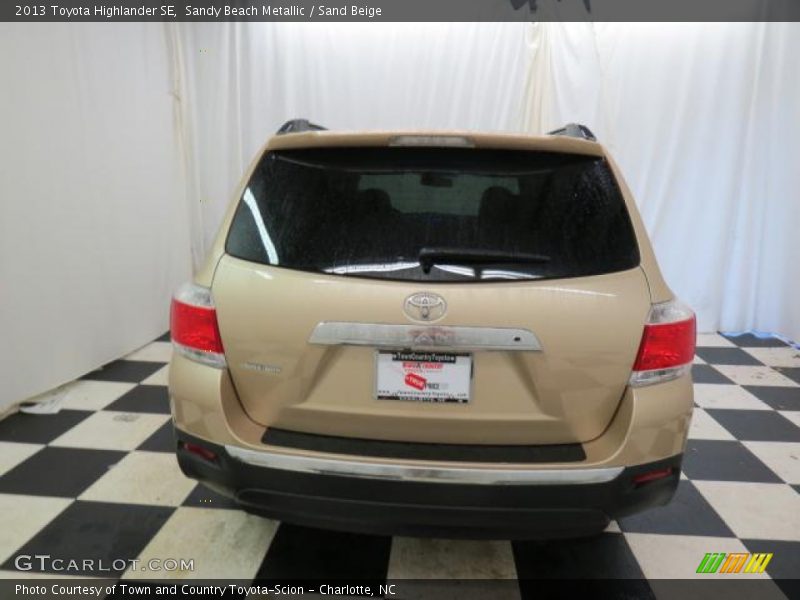 Sandy Beach Metallic / Sand Beige 2013 Toyota Highlander SE