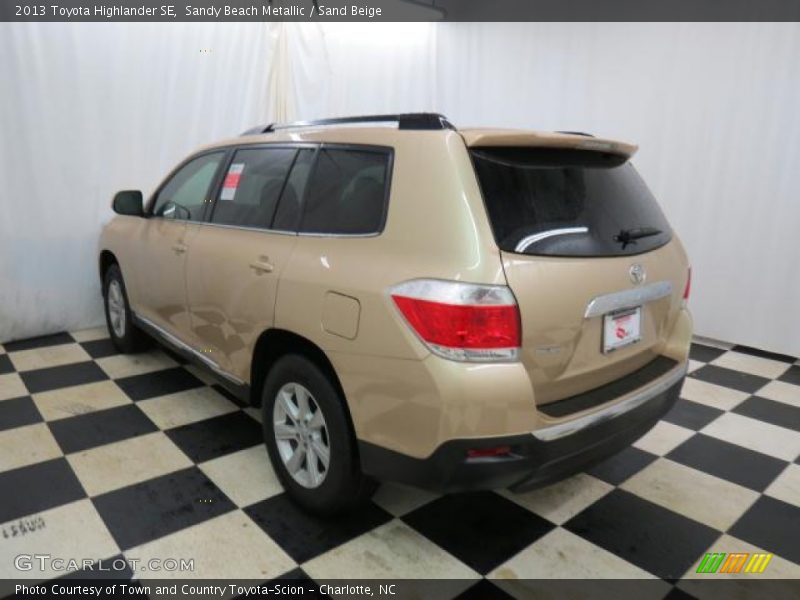 Sandy Beach Metallic / Sand Beige 2013 Toyota Highlander SE