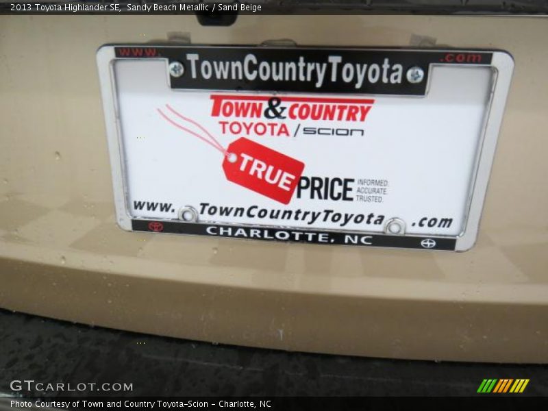 Sandy Beach Metallic / Sand Beige 2013 Toyota Highlander SE