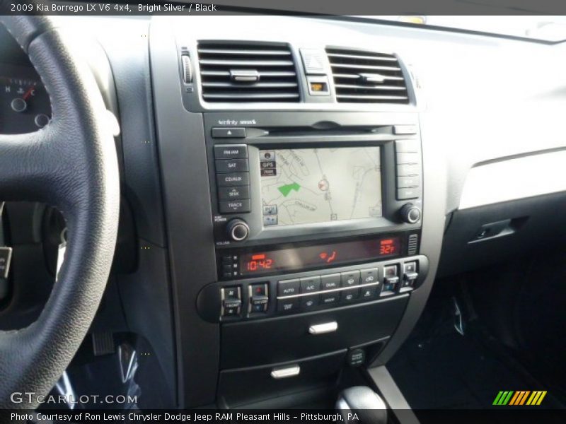 Bright Silver / Black 2009 Kia Borrego LX V6 4x4