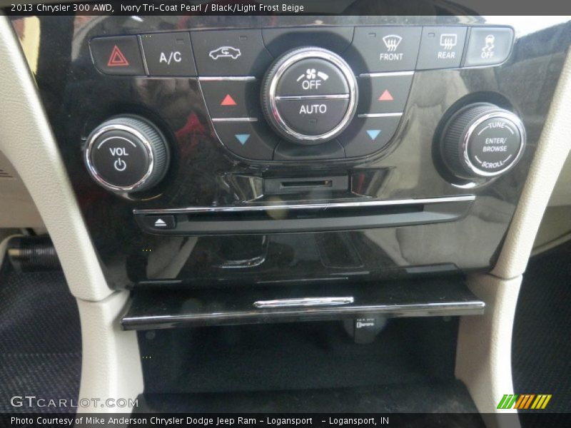Ivory Tri-Coat Pearl / Black/Light Frost Beige 2013 Chrysler 300 AWD