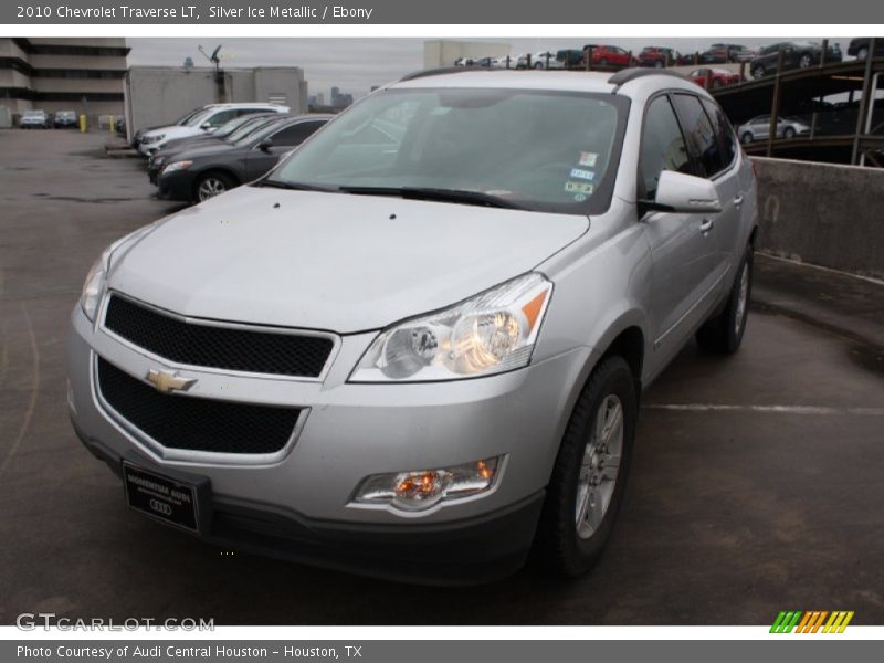 Front 3/4 View of 2010 Traverse LT