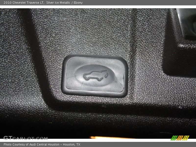 Silver Ice Metallic / Ebony 2010 Chevrolet Traverse LT