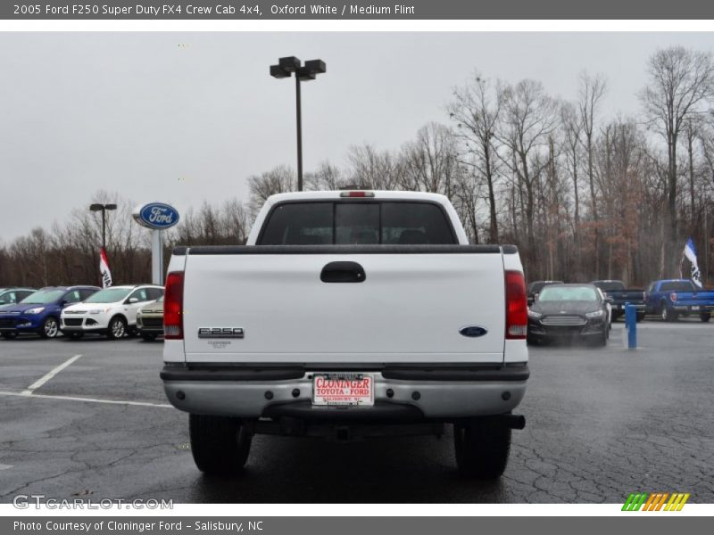 Oxford White / Medium Flint 2005 Ford F250 Super Duty FX4 Crew Cab 4x4
