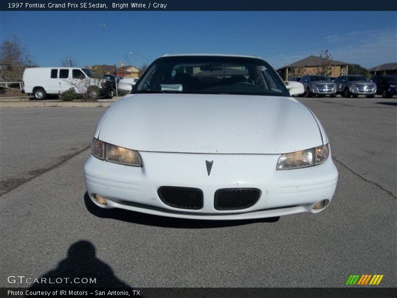 Bright White / Gray 1997 Pontiac Grand Prix SE Sedan