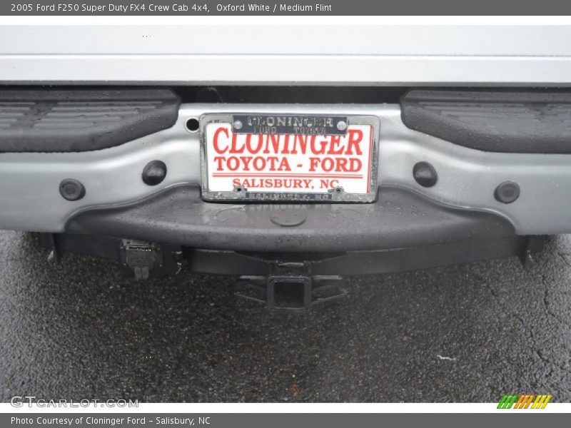 Oxford White / Medium Flint 2005 Ford F250 Super Duty FX4 Crew Cab 4x4