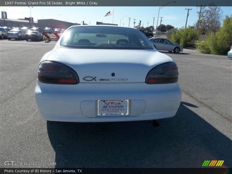 Bright White / Gray 1997 Pontiac Grand Prix SE Sedan