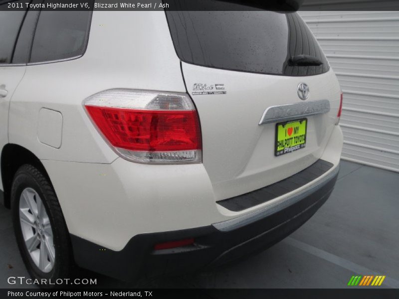 Blizzard White Pearl / Ash 2011 Toyota Highlander V6