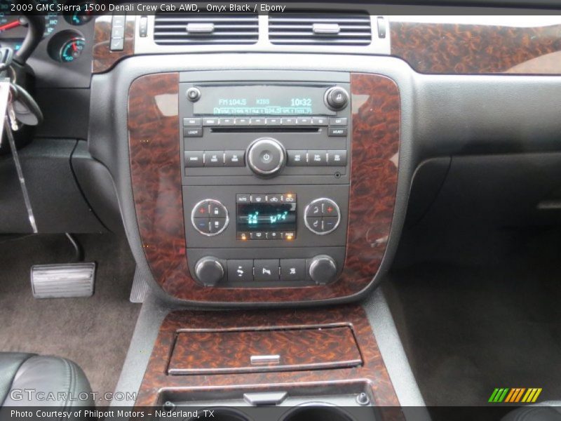 Controls of 2009 Sierra 1500 Denali Crew Cab AWD