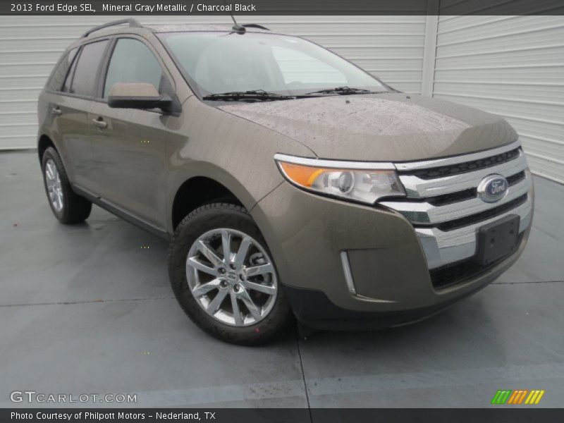 Front 3/4 View of 2013 Edge SEL