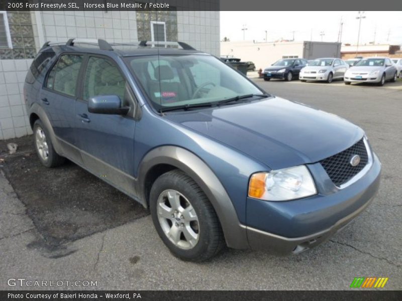 Front 3/4 View of 2005 Freestyle SEL