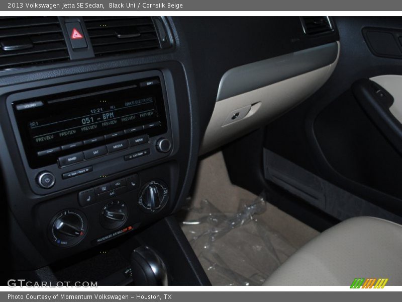 Black Uni / Cornsilk Beige 2013 Volkswagen Jetta SE Sedan