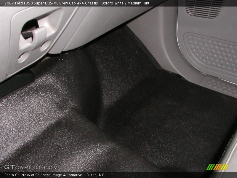 Oxford White / Medium Flint 2007 Ford F350 Super Duty XL Crew Cab 4x4 Chassis