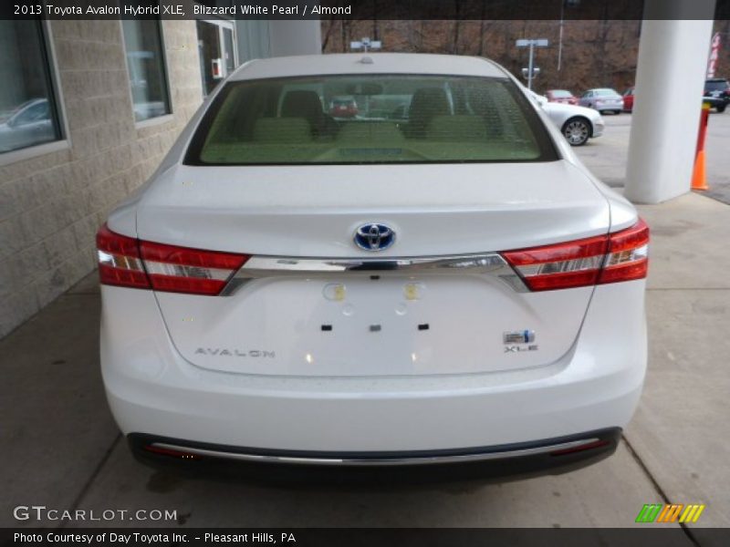 Blizzard White Pearl / Almond 2013 Toyota Avalon Hybrid XLE