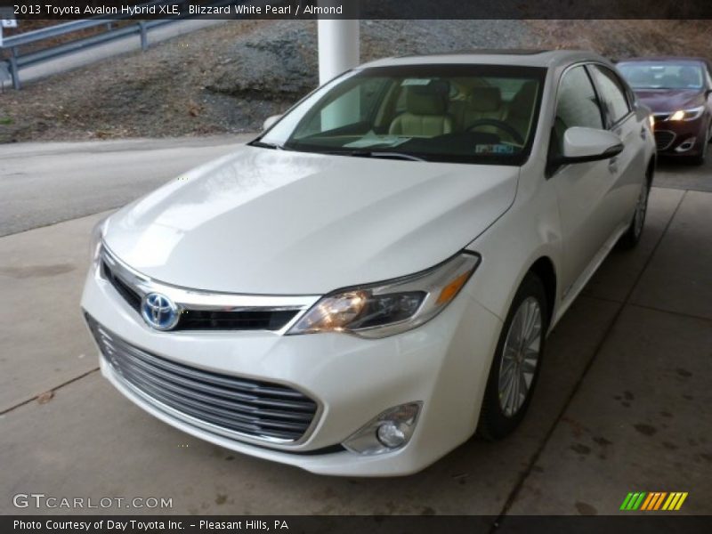 Blizzard White Pearl / Almond 2013 Toyota Avalon Hybrid XLE