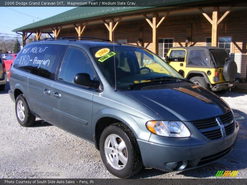 Front 3/4 View of 2006 Grand Caravan SXT
