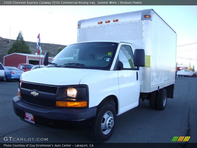 Front 3/4 View of 2009 Express Cutaway 3500 Commercial Moving Van