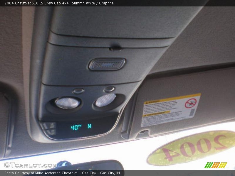 Summit White / Graphite 2004 Chevrolet S10 LS Crew Cab 4x4