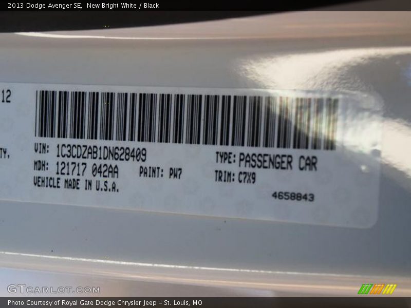 New Bright White / Black 2013 Dodge Avenger SE