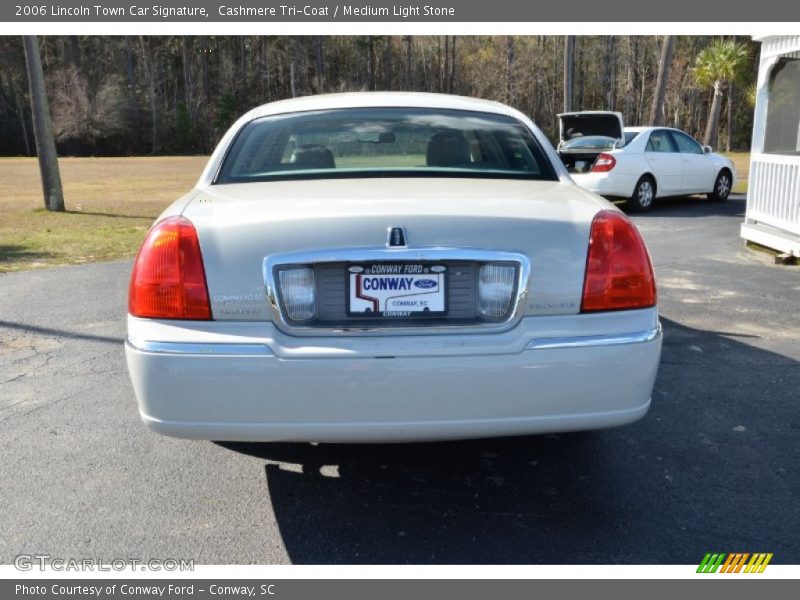 Cashmere Tri-Coat / Medium Light Stone 2006 Lincoln Town Car Signature