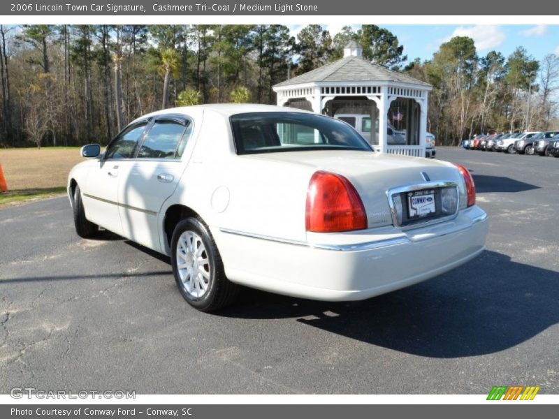 Cashmere Tri-Coat / Medium Light Stone 2006 Lincoln Town Car Signature