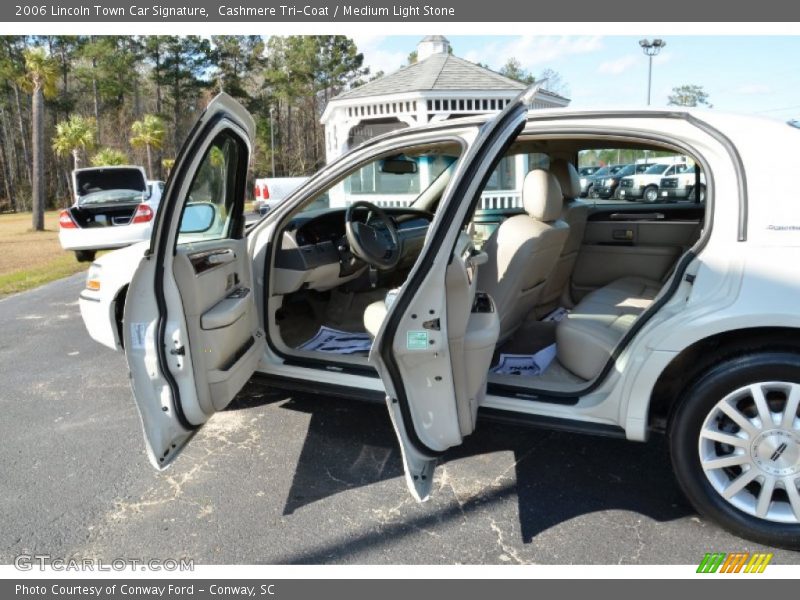 Cashmere Tri-Coat / Medium Light Stone 2006 Lincoln Town Car Signature