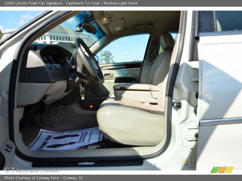 Cashmere Tri-Coat / Medium Light Stone 2006 Lincoln Town Car Signature