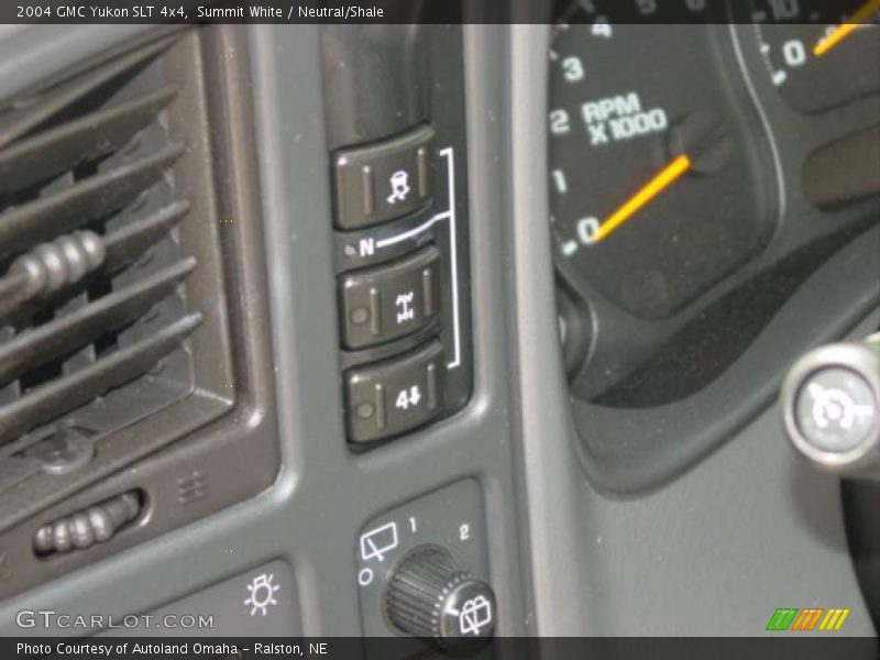 Summit White / Neutral/Shale 2004 GMC Yukon SLT 4x4