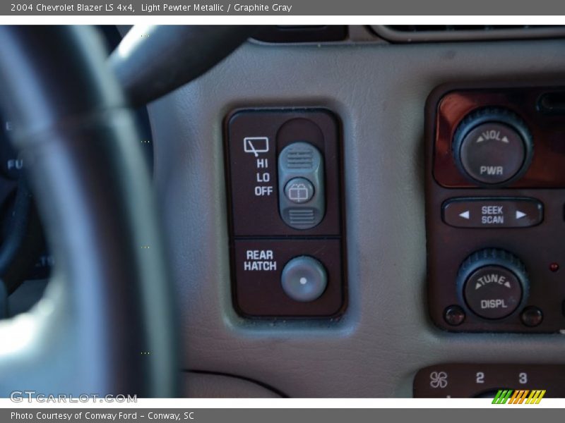 Light Pewter Metallic / Graphite Gray 2004 Chevrolet Blazer LS 4x4