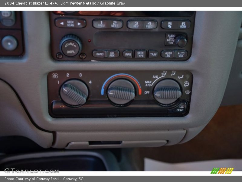 Light Pewter Metallic / Graphite Gray 2004 Chevrolet Blazer LS 4x4
