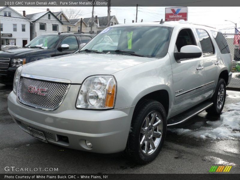 Front 3/4 View of 2010 Yukon Denali AWD