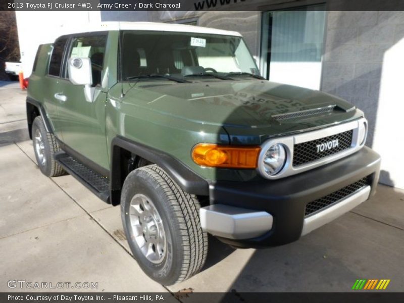 Front 3/4 View of 2013 FJ Cruiser 4WD