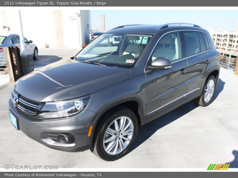 Pepper Gray Metallic / Beige 2013 Volkswagen Tiguan SE
