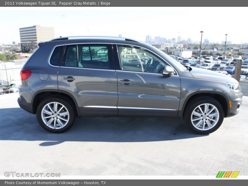 Pepper Gray Metallic / Beige 2013 Volkswagen Tiguan SE