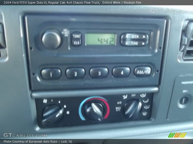 Oxford White / Medium Flint 2004 Ford F550 Super Duty XL Regular Cab 4x4 Chassis Plow Truck