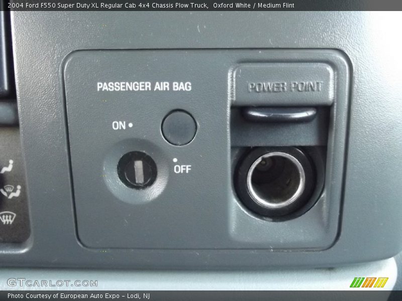 Oxford White / Medium Flint 2004 Ford F550 Super Duty XL Regular Cab 4x4 Chassis Plow Truck